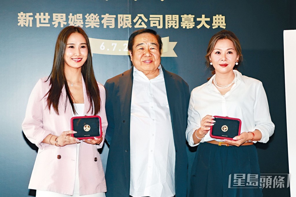 姚正菁與新世界娛樂簽約,由林寶玉擔任經理人,二人獲老闆Sam哥贈送紀念金牌。 姚正菁與新世界娛樂簽約,由林寶玉擔任經理人,二人獲老闆Sam哥贈送紀念金牌。