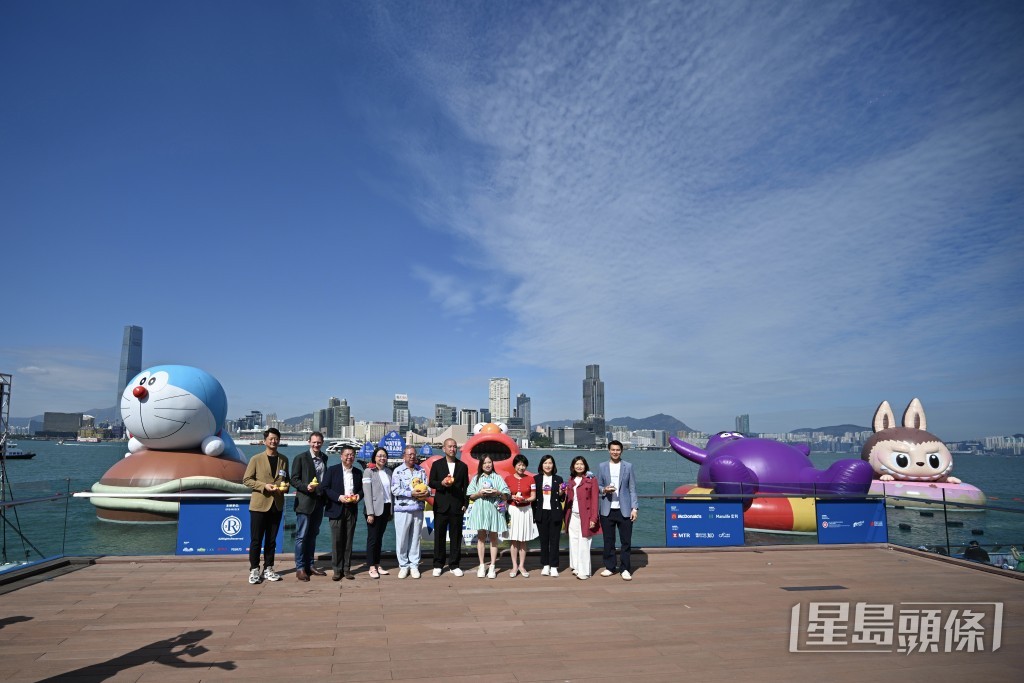 多啦A夢、KAWS & 芝麻街(Elmo)、滑嘟嘟及 LABUBU 巨型海上充氣雕塑正式於金鐘添馬公園對開海域亮相。 多啦A夢、KAWS & 芝麻街(Elmo)、滑嘟嘟及 LABUBU 巨型海上充氣雕塑正式於金鐘添馬公園對開海域亮相。
