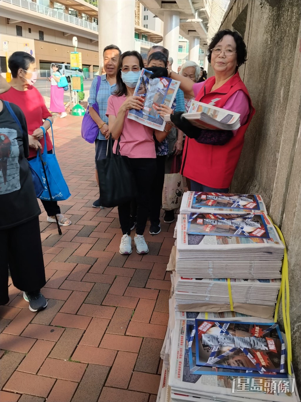 各區上班人流熱點市民踴躍取閱。 各區上班人流熱點市民踴躍取閱。