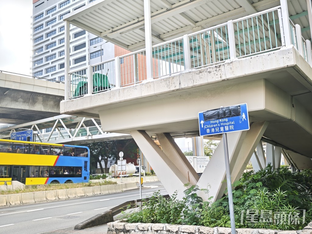 跟著指示牌行上位於啟福道的行人天橋。 跟著指示牌行上位於啟福道的行人天橋。