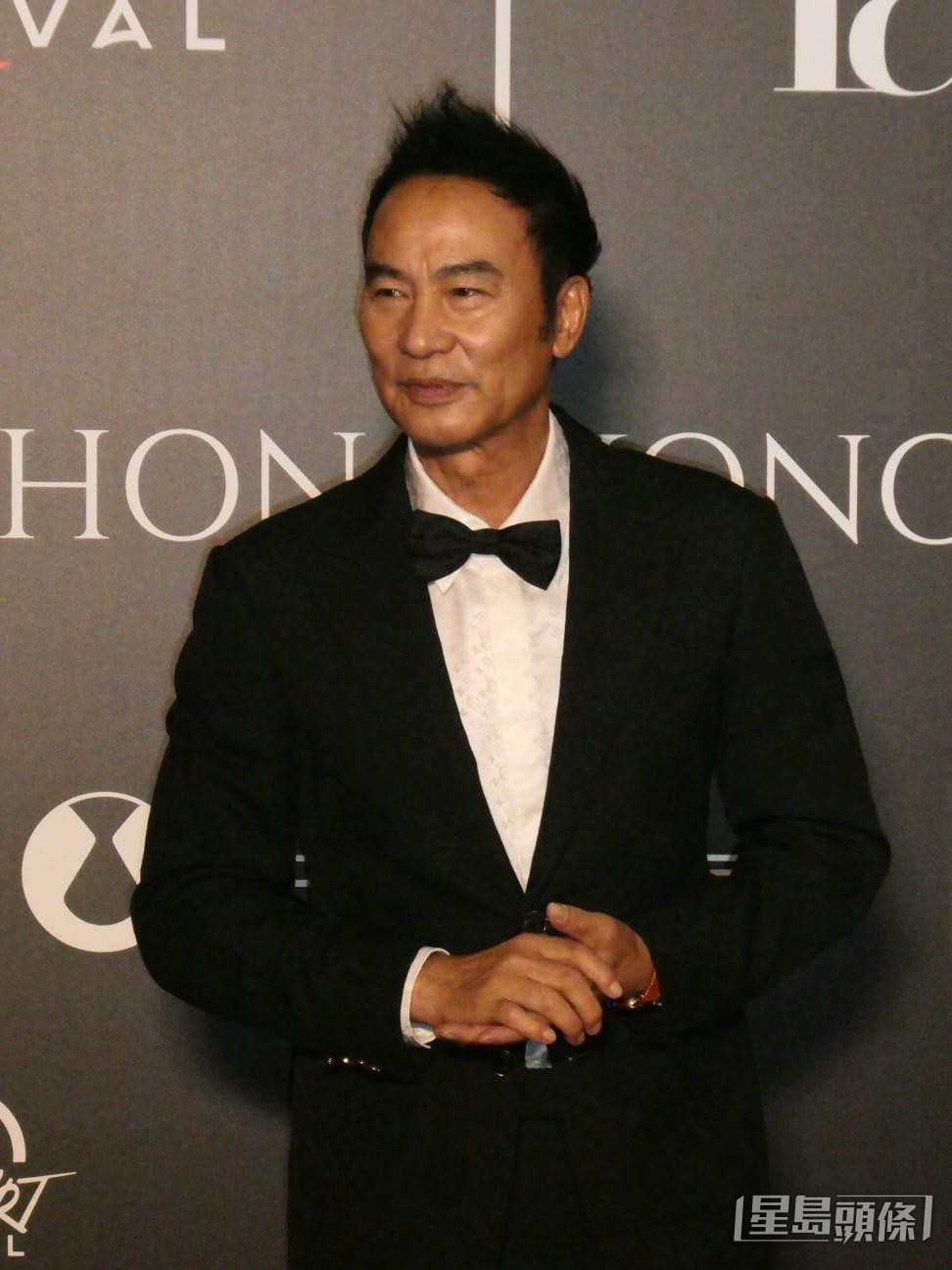 华哥打趣说：“系演戏耽误做艺术家！”