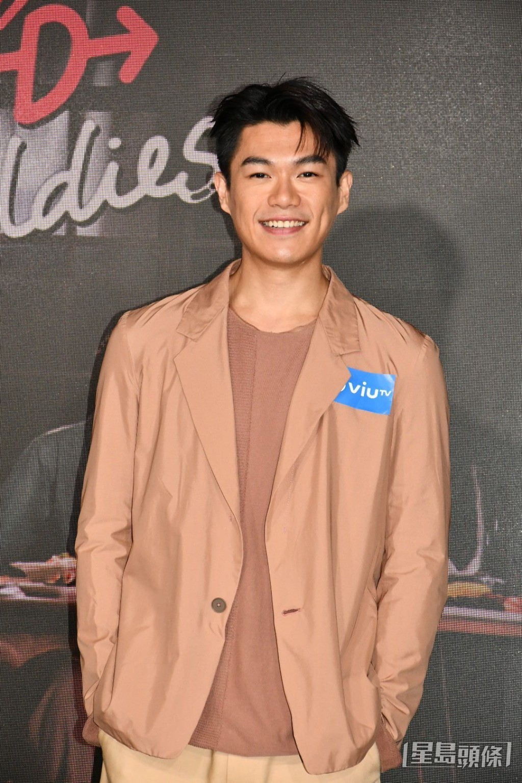 因為劇中親熱場口太激,柯煒林疑惑係咪真係出到街 因為劇中親熱場口太激,柯煒林疑惑係咪真係出到街