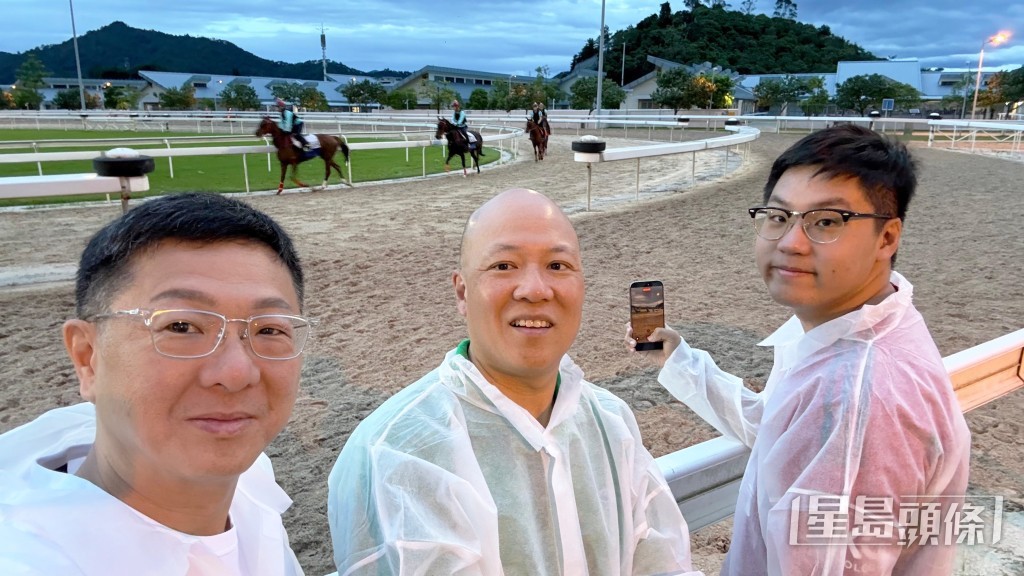 蘇志康(右)觀看馬匹操練。 蘇志康(右)觀看馬匹操練。