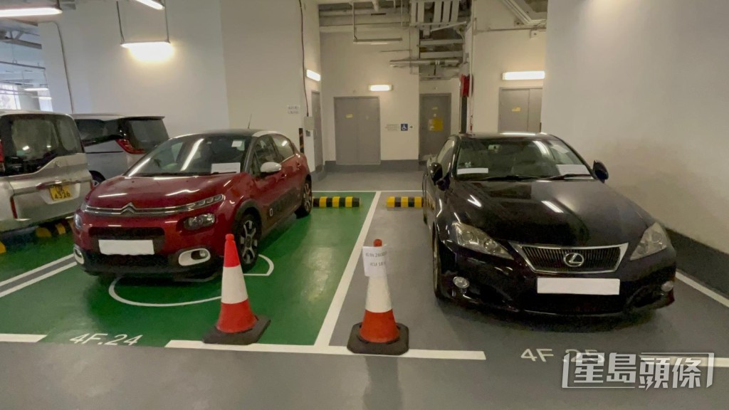 行動中檢取的兩部私家車是行騙集團用來重複到銀行㩒錢提款。
