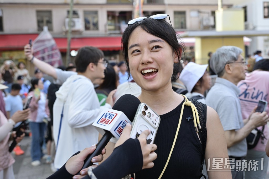 李小姐認為首次觀看飄色巡遊感震撼，計劃明年繼續入島「湊熱鬧」。