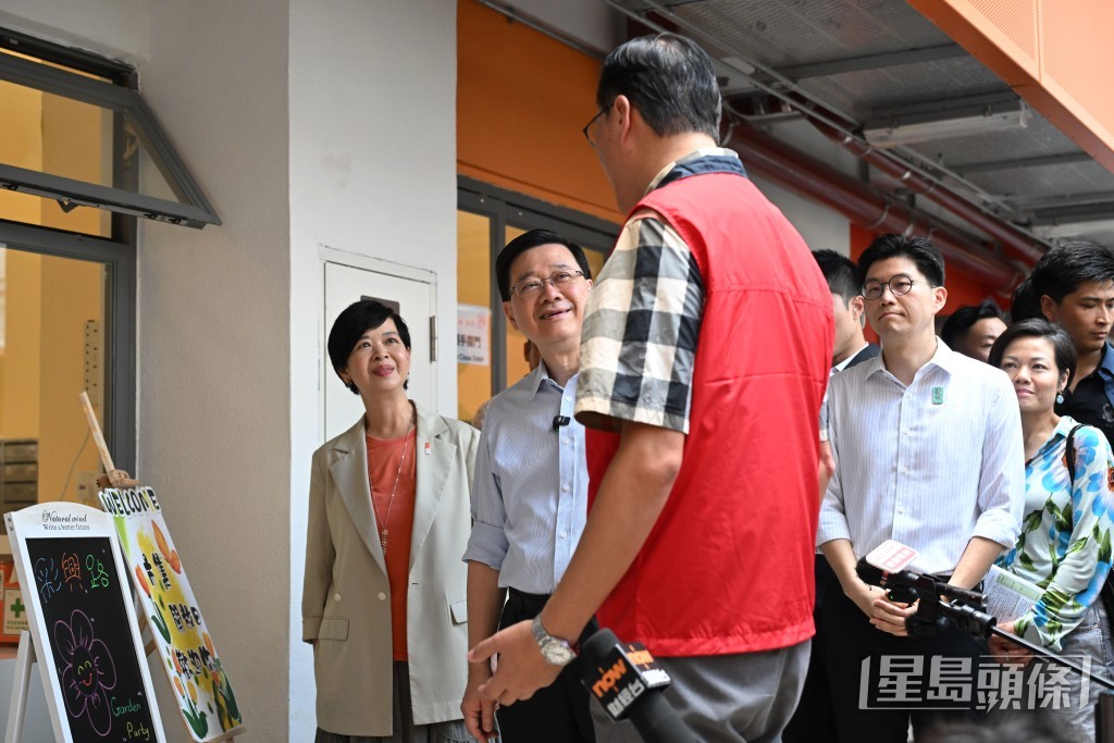 李家超到訪彩興路簡約公屋正舉行的周末市集。劉駿軒攝 李家超到訪彩興路簡約公屋正舉行的周末市集。劉駿軒攝