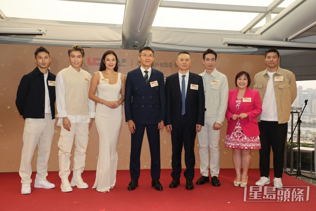 （左起）陳肇鈞、丁子朗、樂基兒、（右起）陳肇麒、麥玲玲、陳豪今日出席乳酪品牌「卡士」簽約活動。