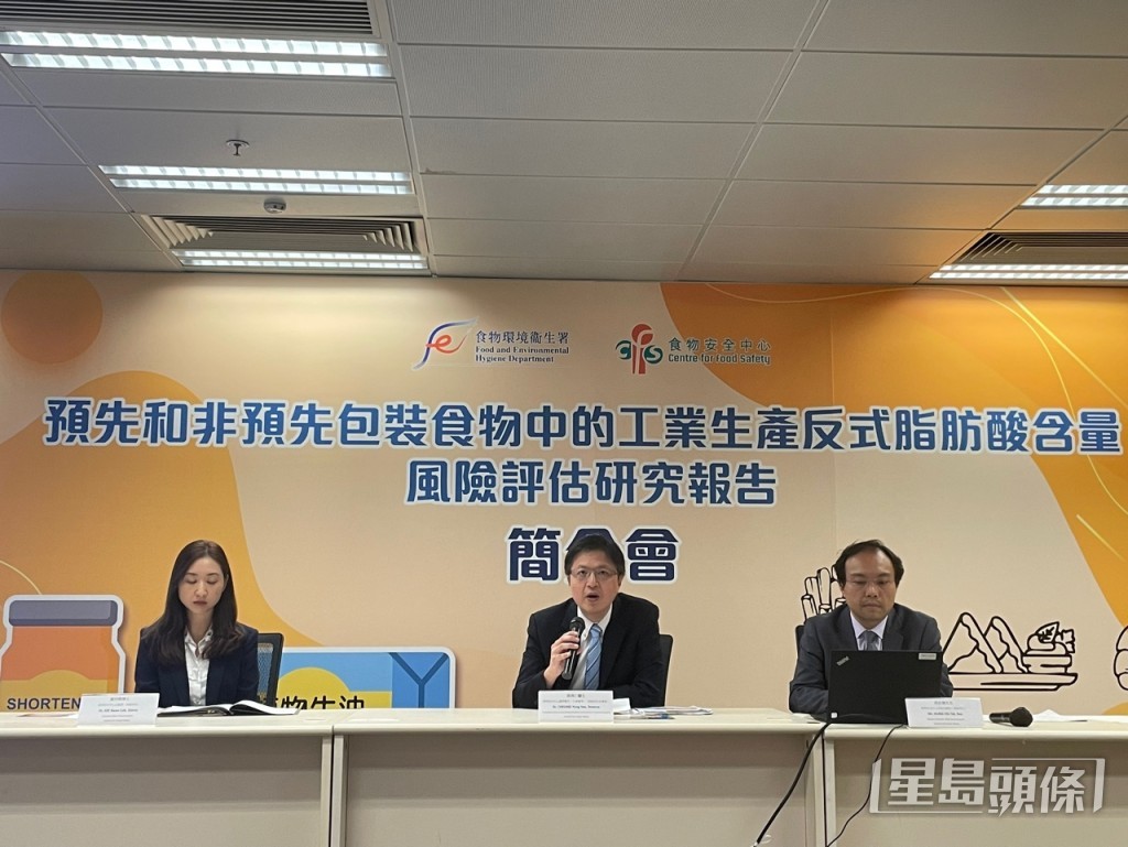 食物安全中心进行预先包装和非预先包装食品中工业生产反式脂肪酸含量研究。蔡思宇摄 食物安全中心进行预先包装和非预先包装食品中工业生产反式脂肪酸含量研究。蔡思宇摄