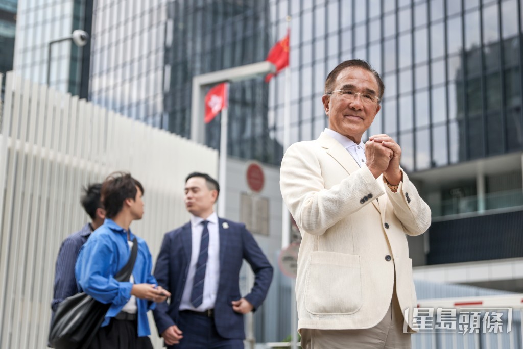 他擔任荃灣區議員期間，成功爭取在荃灣站A4出口加建扶手電梯。