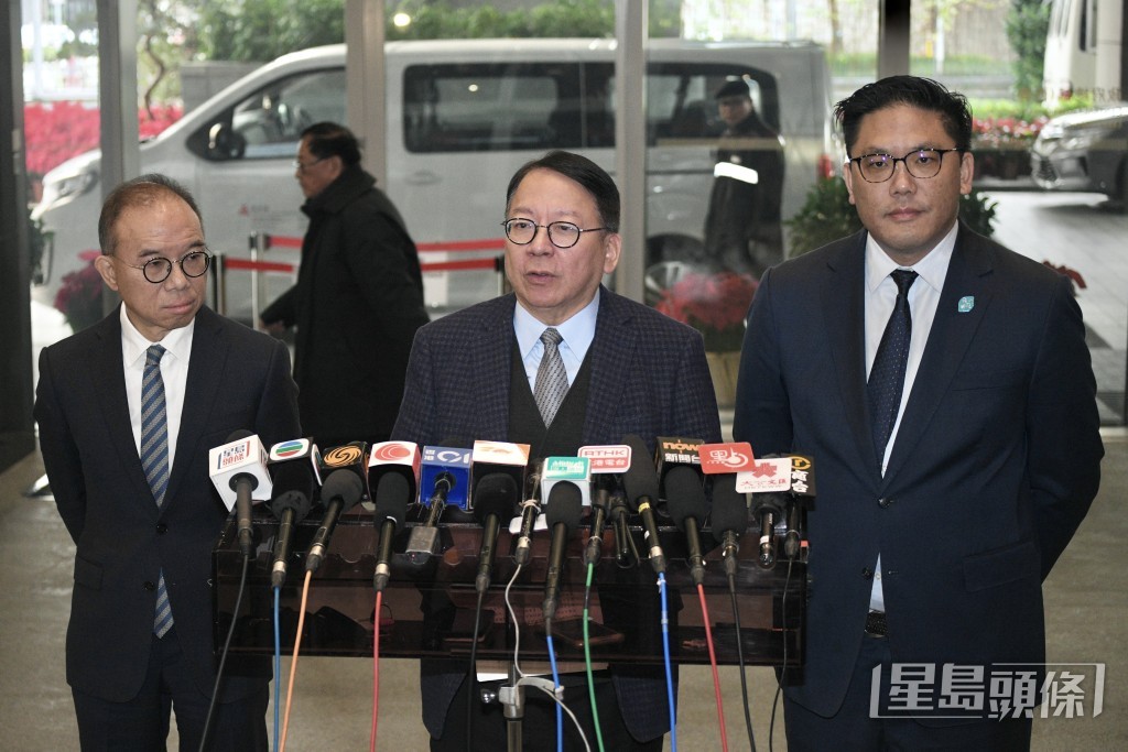 （左起）政制及内地事务局局长曾国衞、政务司司长陈国基、署理民政及青年事务局长梁宏正。陈浩元摄