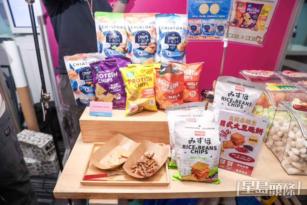 「零食世界」亦有近30個國家及地區、超過1,300款環球特色零食。 「零食世界」亦有近30個國家及地區、超過1,300款環球特色零食。