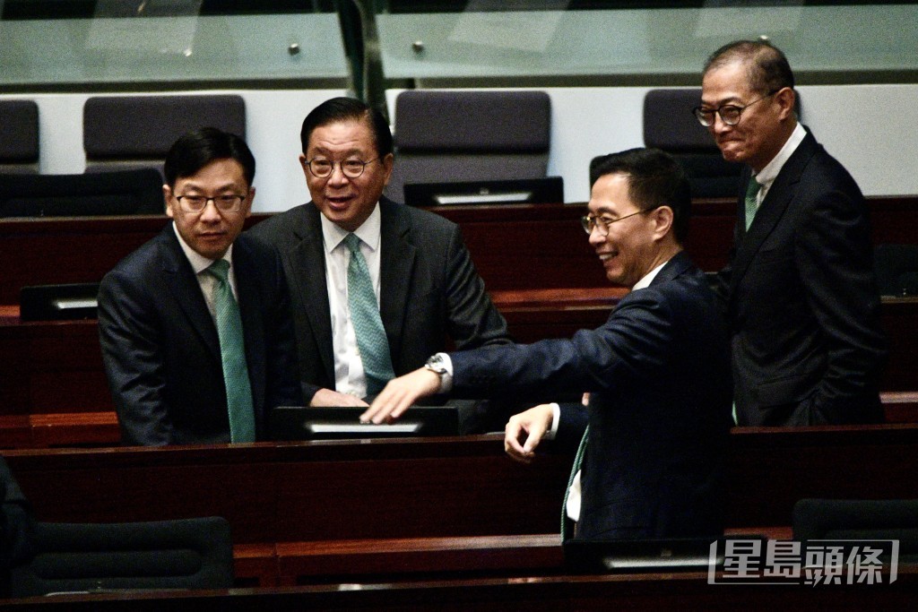 特首即將到場宣讀施政報告，議員和官員整裝待發。（盧江球攝）