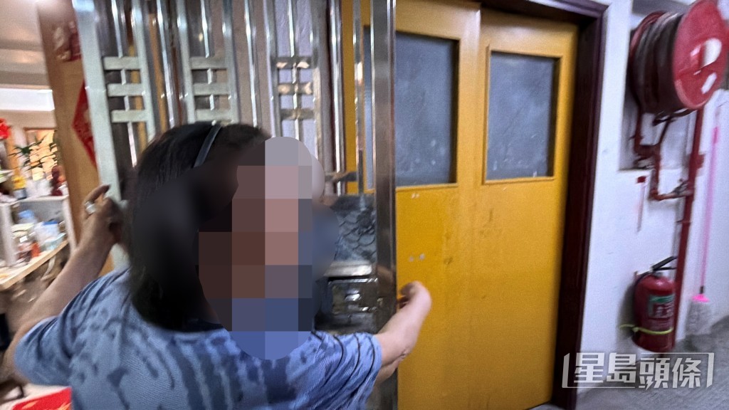 王婦單位只離後樓梯門口數步之隔。梁國峰攝 王婦單位只離後樓梯門口數步之隔。梁國峰攝