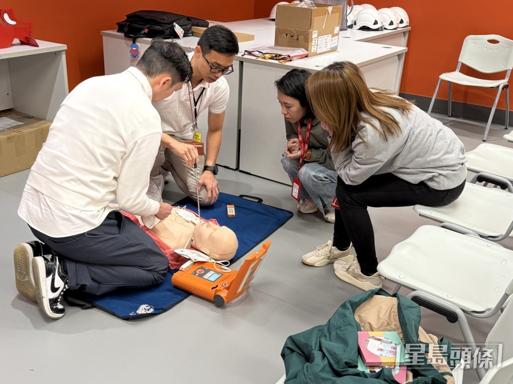 正在為新入職員工提供急救培訓及 AED 工作坊。 正在為新入職員工提供急救培訓及 AED 工作坊。
