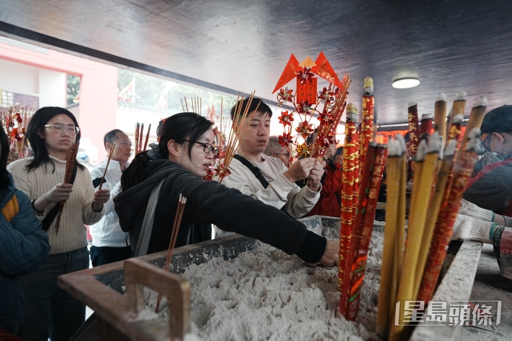廟內現場香火鼎盛。 廟內現場香火鼎盛。