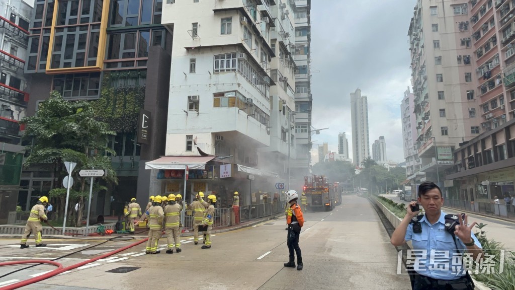 警方封路救火。 警方封路救火。