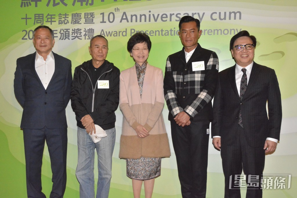侯孝賢（左二）亦有現身《鮮浪潮十周年誌慶暨2015年頒獎禮》。