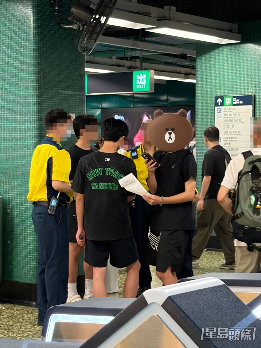 樓主隨帖文曝光多張現場港鐵職員截查違規人士的照片(帖文截圖) 樓主隨帖文曝光多張現場港鐵職員截查違規人士的照片(帖文截圖)