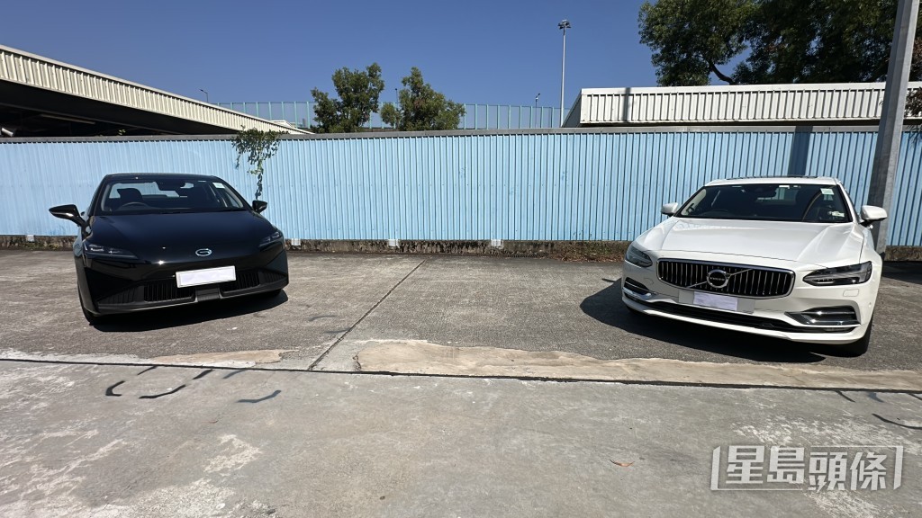 被扣查兩部網約私家車。 被扣查兩部網約私家車。