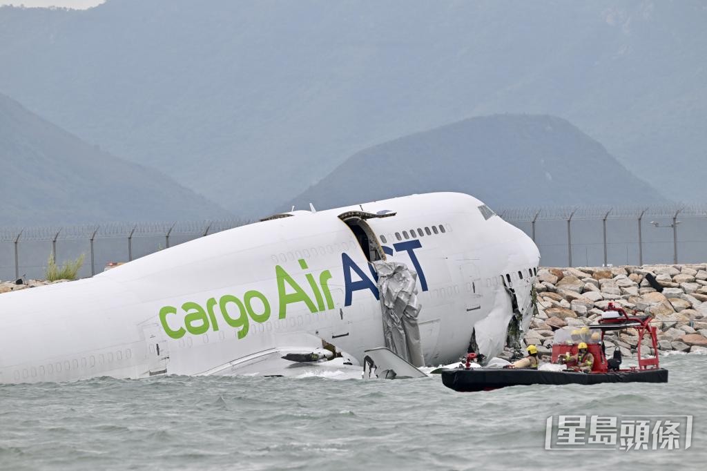 去年10月,一架阿聯酋航空貨運營運的貨機在香港國際機場降落時衝出跑道及滑落海中。 去年10月,一架阿聯酋航空貨運營運的貨機在香港國際機場降落時衝出跑道及滑落海中。