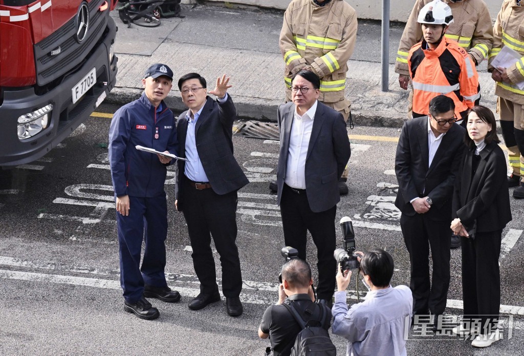 特首李家超今日下午3時半左右在官員陪同下視察災場。劉駿軒攝