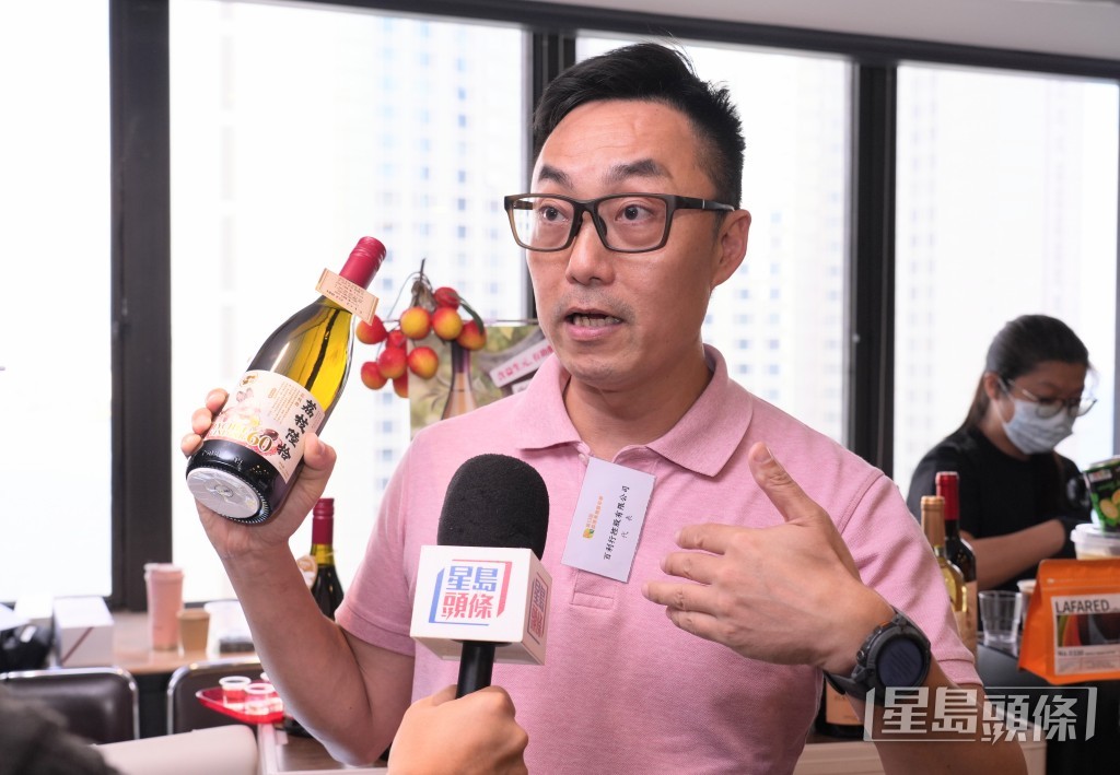 位於D11攤位的酒水參展商Kelvin預期，今次展覽的生意額有望突破10萬元