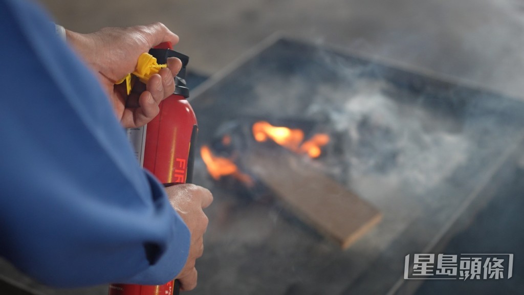 有工程人員指,物管公司應定期為住客舉辦使用滅火筒的訓練。 有工程人員指,物管公司應定期為住客舉辦使用滅火筒的訓練。