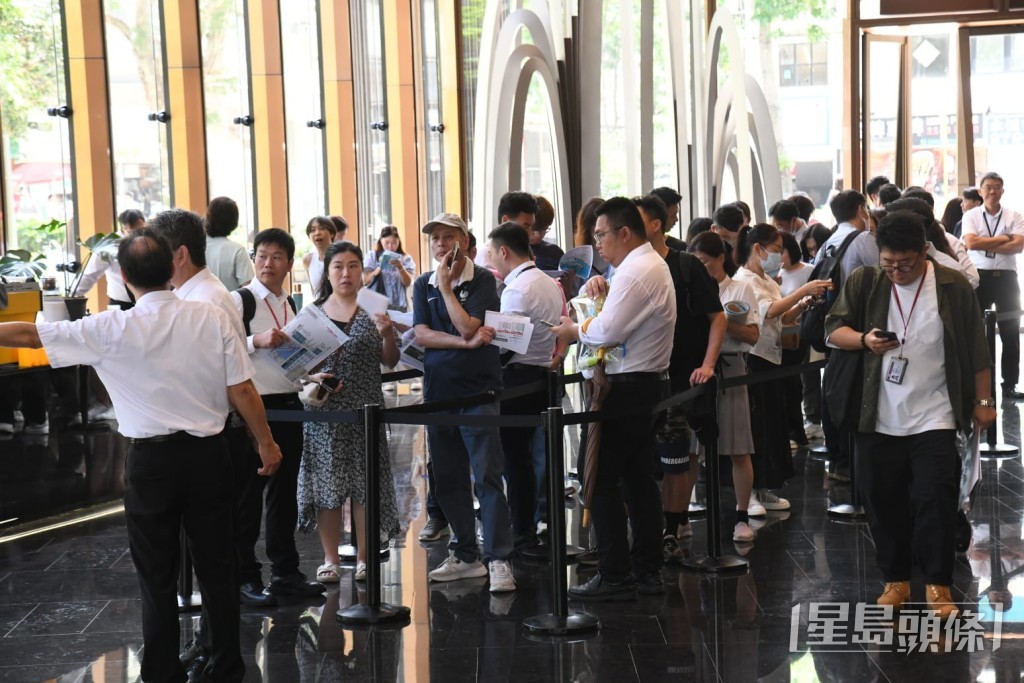 下午位於九龍灣展銷廳現場所見，有大批睇樓客排隊等候參觀，屢現排隊人潮