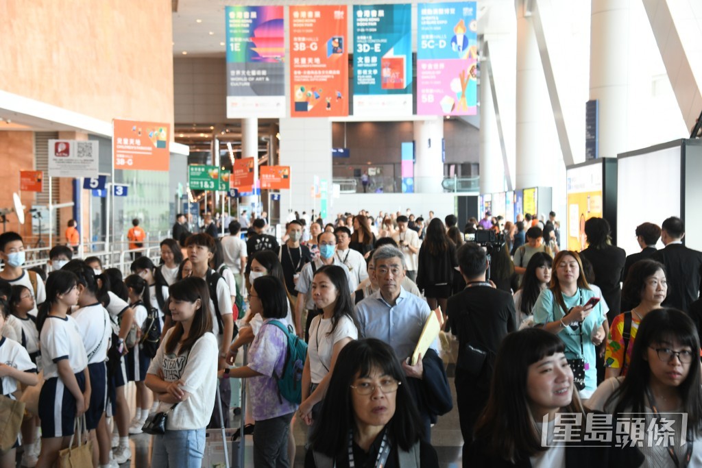 巿民入場參觀書展。何君健攝 巿民入場參觀書展。何君健攝