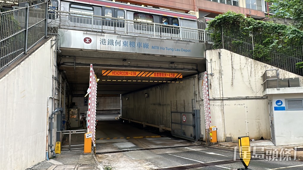 列車駛至火炭港鐵何東樓車廠進行維修。劉漢權攝