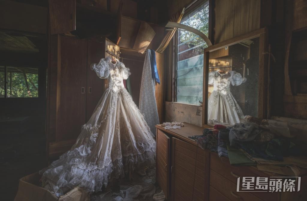 廢棄住宅內的婚紗。 受訪者提供 廢棄住宅內的婚紗。 受訪者提供