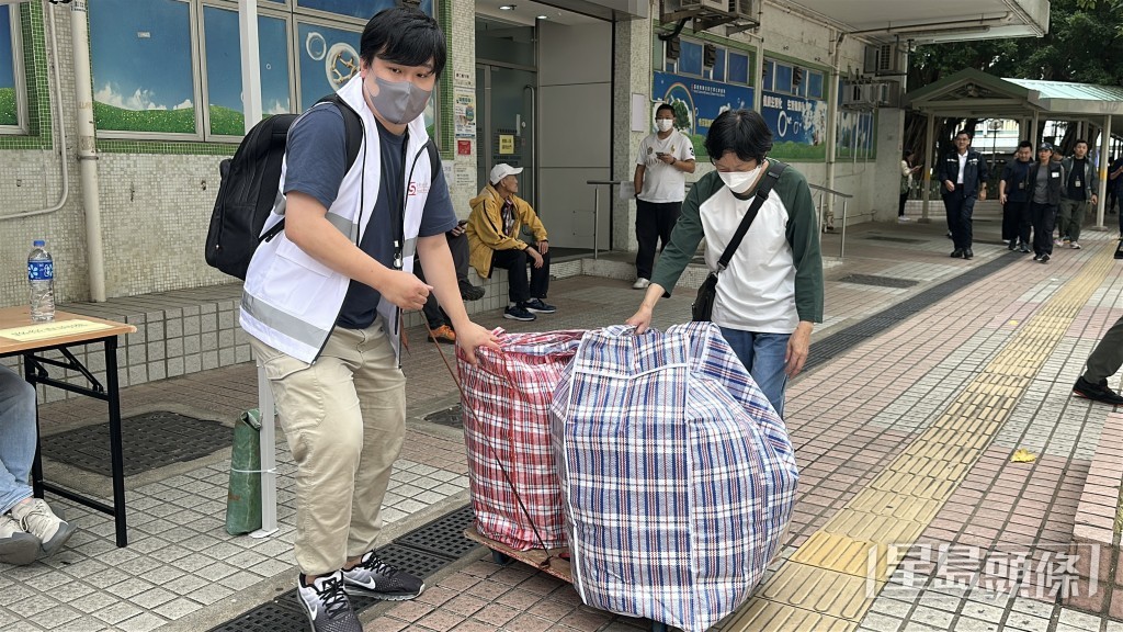 居民用紅白藍膠袋載走財物。劉漢權攝 居民用紅白藍膠袋載走財物。劉漢權攝