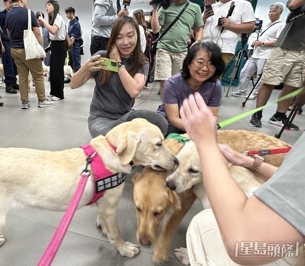 命名大賽的冠軍黎小姐(圖左)與亞軍曾女士,均表示見到搜查犬感開心。。 命名大賽的冠軍黎小姐(圖左)與亞軍曾女士,均表示見到搜查犬感開心。。