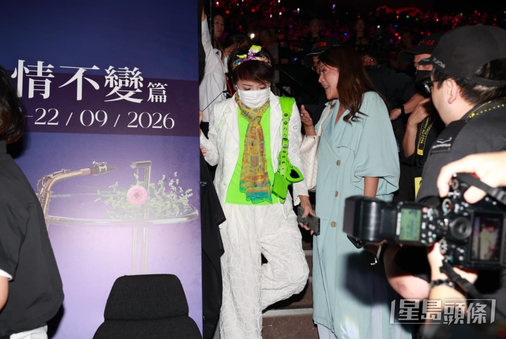 狄波拉獨自到場。 狄波拉獨自到場。