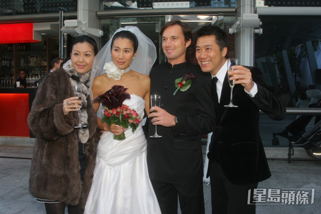 黄佩霞于2005年与美籍老公Ryan结婚。