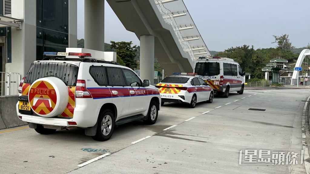 警员到肇事村屋调查。蔡楚辉摄