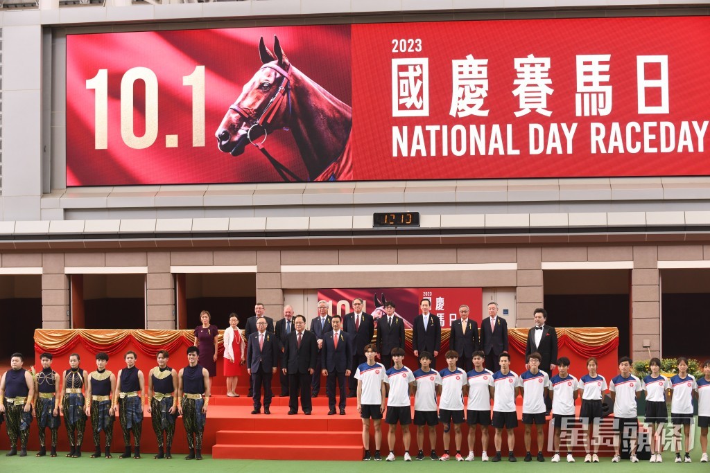 外交部駐港公署副特派員潘雲東，香港賽馬會主席利子厚、副主席廖長江，及一眾馬會董事，為開幕儀式主禮。何健勇攝