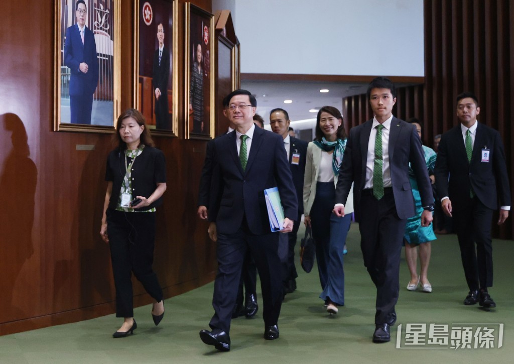 行政長官李家超在立法會宣讀2025年度《施政報告》。何家豪攝 行政長官李家超在立法會宣讀2025年度《施政報告》。何家豪攝