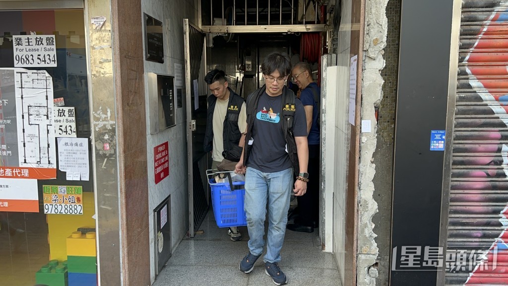重案組探員檢走大批證物。梁國峰攝 重案組探員檢走大批證物。梁國峰攝