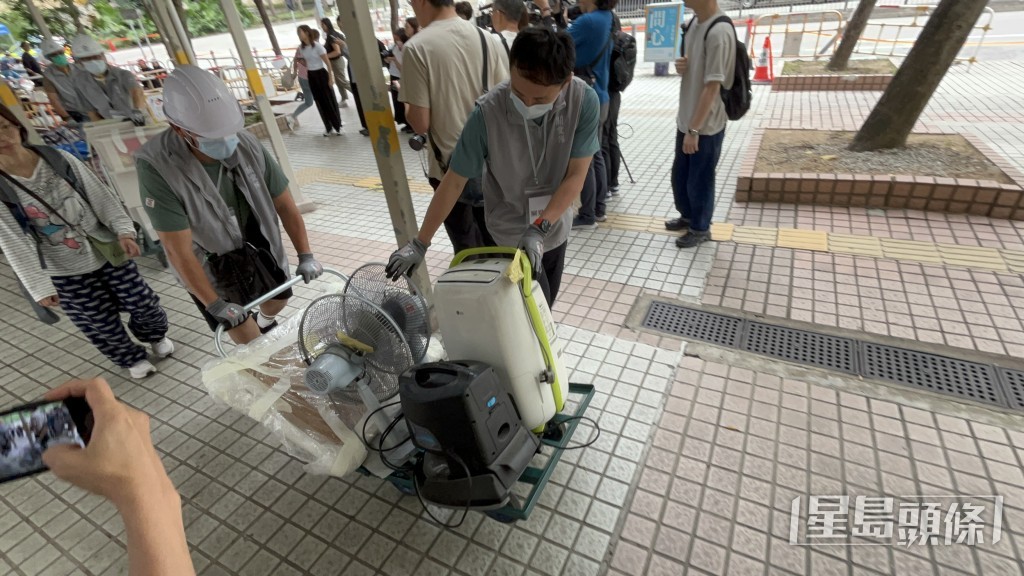 有居民搬走抽濕機及風扇等電器用品。