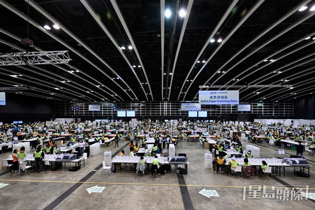 立法會選舉點票工作凌晨陸續完成。劉駿軒攝 立法會選舉點票工作凌晨陸續完成。劉駿軒攝