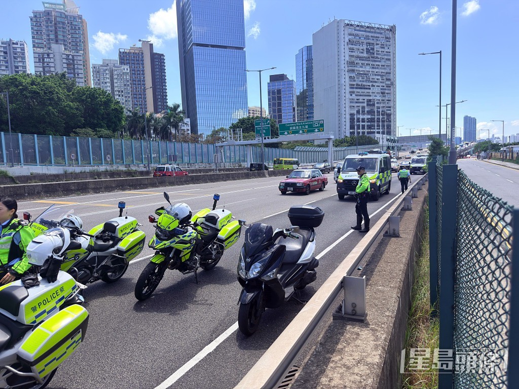 涉案電單車停在路肩。梁國峰攝 涉案電單車停在路肩。梁國峰攝