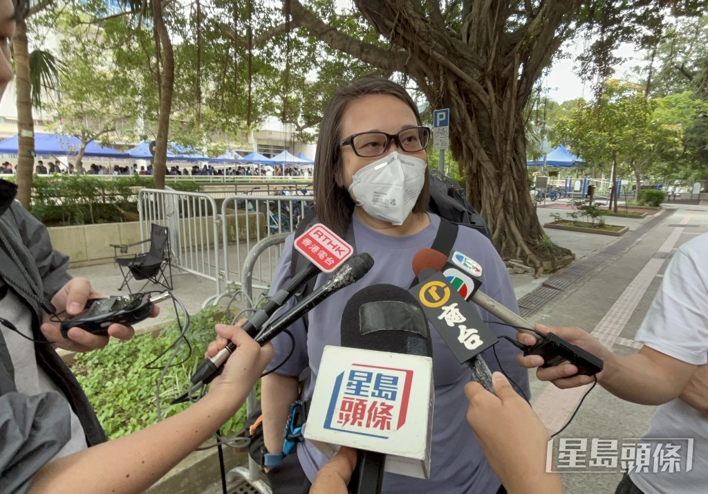 住宏泰閣的陳小姐希望拾回貴重及有紀念價值物品。楊偉亨攝 住宏泰閣的陳小姐希望拾回貴重及有紀念價值物品。楊偉亨攝