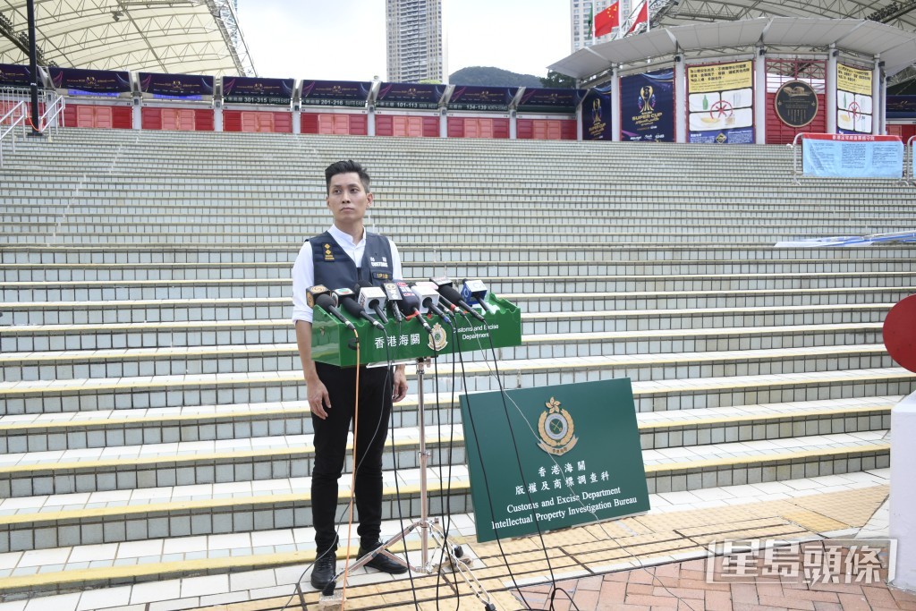 海關版權及商標調查科高級調查主任吳家俊講述行動詳情。楊偉亨攝 海關版權及商標調查科高級調查主任吳家俊講述行動詳情。楊偉亨攝