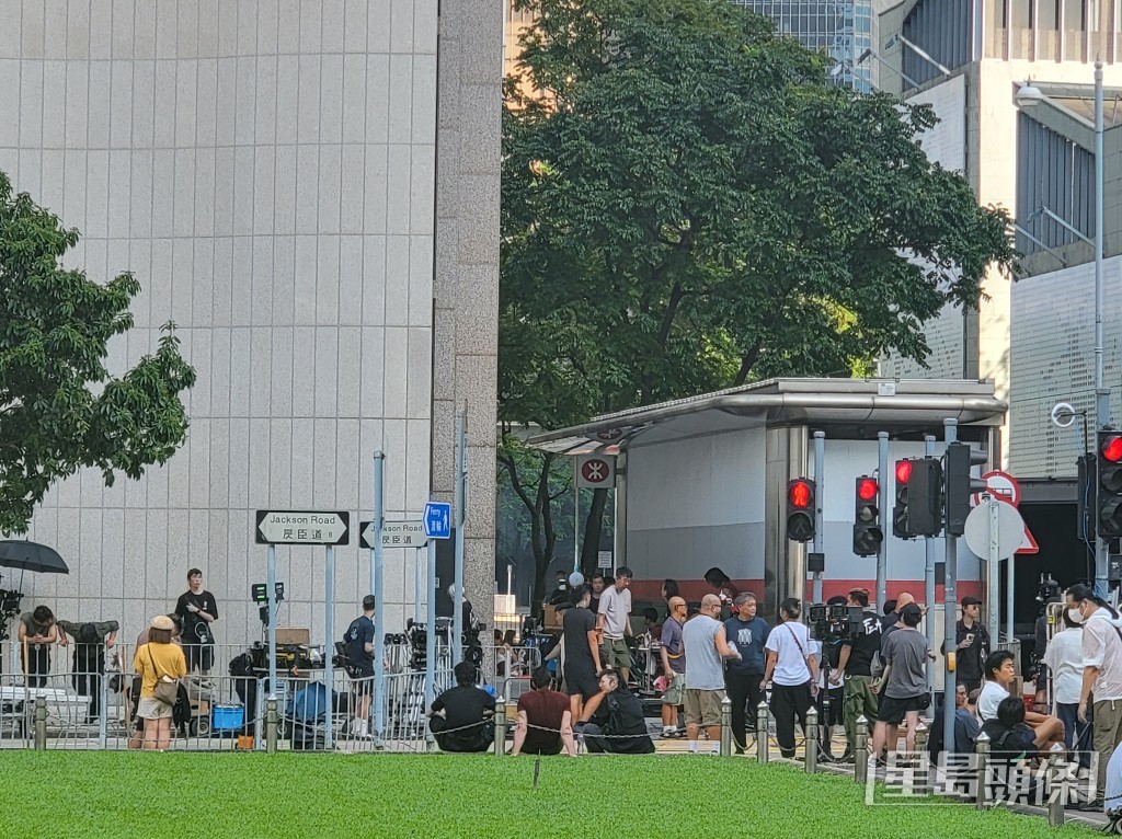 《怒火漫延》劇組在中環皇后像廣場一帶封街拍攝大型警匪追逐駁火戲。