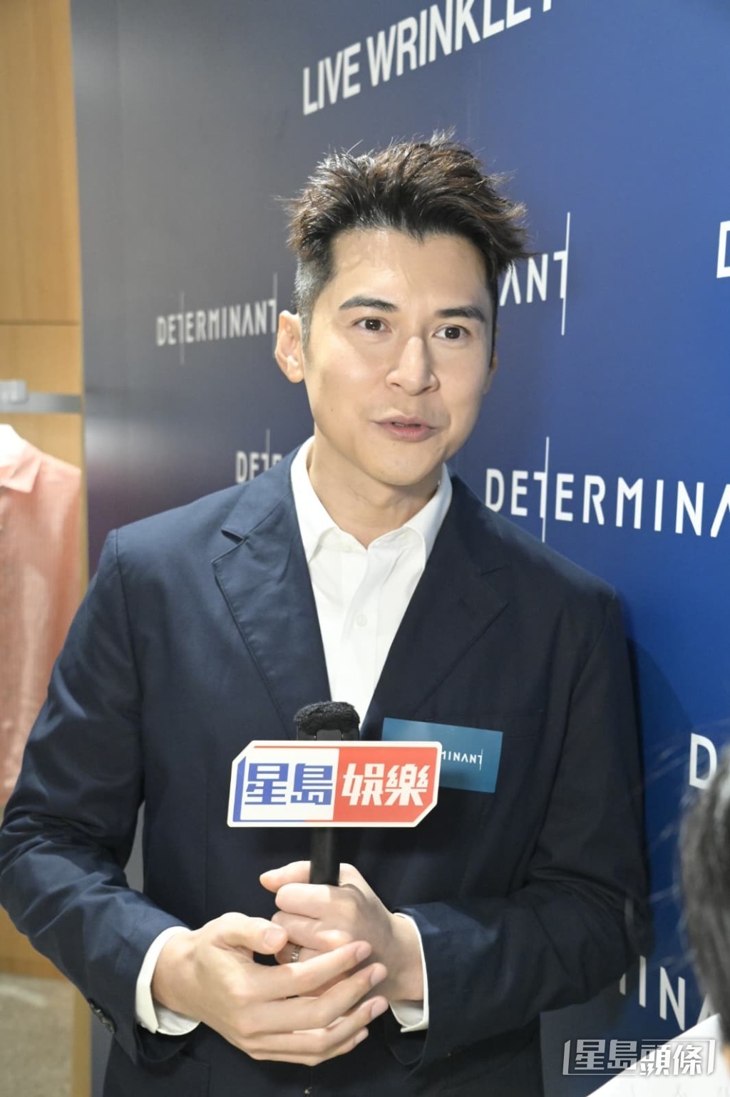 他順道挑選送給爸爸的父親節禮物。
