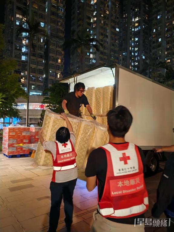火災發生當日，紅十字會運送床墊、被鋪等物資到臨時庇護中心，幫助居民度過第一夜。　香港紅十字會