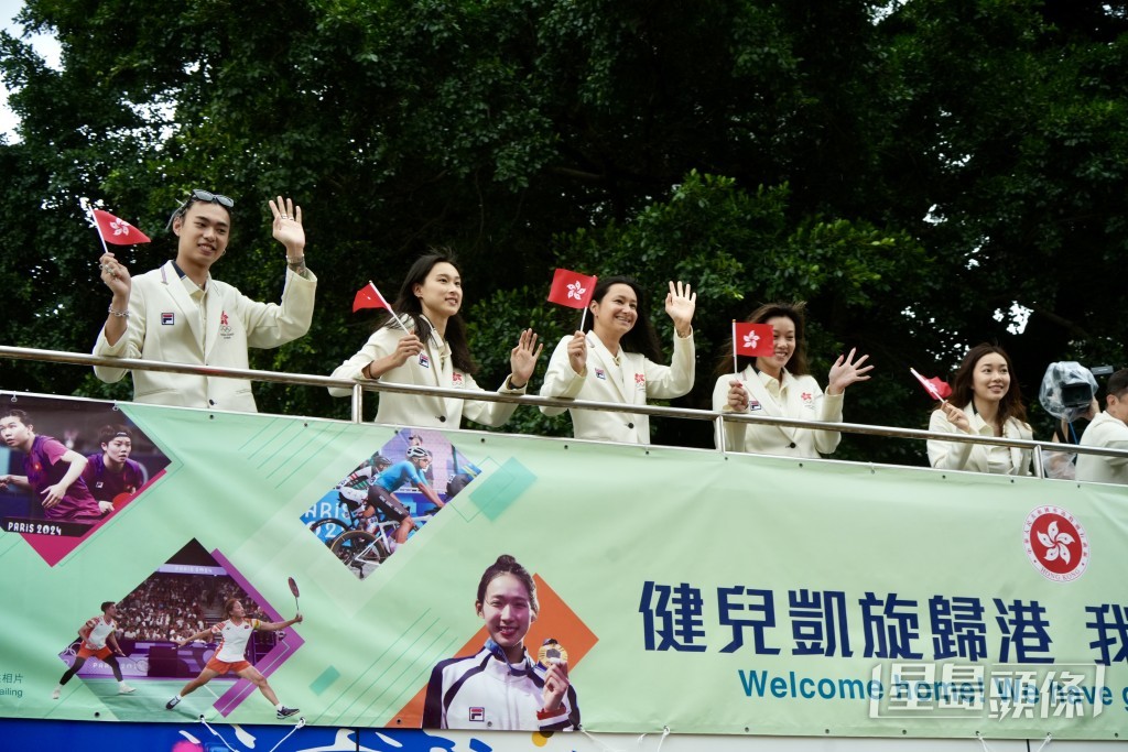 特區政府與港協暨奧委會今日（21日）安排出戰巴黎奧運的選手參與巴士巡遊。何君健攝