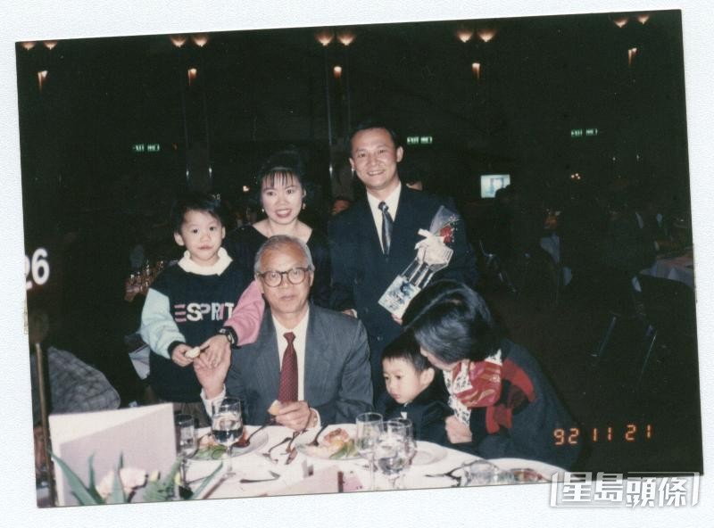 蕭笙曾因工作太忙而忽略照顧兒子蕭智剛，蕭智剛曾加入幫派做出各種壞事，及後悔改信教，成功戒毒，更在1992年獲得香港十大傑出青年殊榮。
