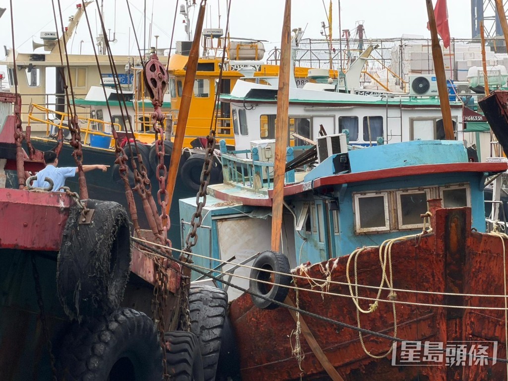 警方消防登船了解意外經過。 警方消防登船了解意外經過。